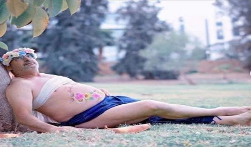 सोशल मीडिया पर इन तस्वीरों के साथ कैप्शन में लिखा मिला कि ये शख्स अपनी पत्नी की जगह प्रेग्नेंसी शूट करवा रहा था।
