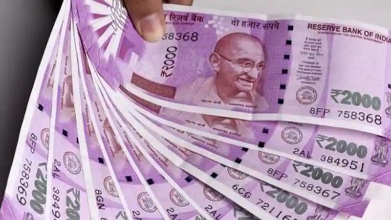 स्वीप फैसिलिटी (Sweep Facility)
PNB पावर सेविंग्स अकाउंट की खासियत यह है कि इस अकाउंट के साथ महिला को स्वीप फैसिलिटी (Sweep Facility) का ऑप्शन मिलता है। स्वीप इन सुविधा के तहत अगर सेविंग्स अकाउंट में एक तय लिमिट से ज्यादा पैसा जमा हो जाता है, तो वह अपने आप एफडी (FD) में बदल जाता है और उस पर एफडी वाला ब्याज मिलता है।
(फाइल फोटो)
