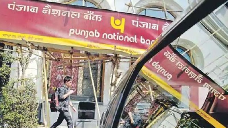 मुफ्त और डिस्काउंट की सुविधाएं
महिलाओं के लिए इस खाते में सालाना 50 चेक की चेकबुक बिना किसी शुल्क के मिलती है। इसके साथ ही NEFT की सुविधा भी मिलती है। इस बैंक खाते पर प्लेटिनम डेबिट कार्ड मिलता है। साथ ही, एसएमएस अलर्ट की सुविधा भी मिलती है। सबसे बड़ा फायदा इसमें यह है कि 2-5 लाख रुपए तक मुफ्त एक्सीडेंटल डेथ इ्न्श्योरेंस कवर मिलता है। इस अकाउंट से हर महीने 10000 रुपए तक का एक ड्राफ्ट मुफ्त में बनवाया जा सकता है। इसके अलावा होम लोन, व्हीकल लोन, पर्सनल लोन लेने के मामले में कोई डॉक्युमेंटेशन चार्ज नहीं लगता है। अकाउंट स्टेटमेंट के लिए भी कोई चार्ज नहीं है। सिग्नेचर अटेस्टेशन, डुप्लीकेट पासबुक, इंटरेस्ट सर्टिफिकेट और बैलेंस सर्टिफिकेट के लिए कोई चार्ज नहीं लगता है। डीमैट अकाउंट खुलवाने के लिए फीस में 25 फीसदी डिस्काउंट दिया जाता है। साथ ही, एक छोटे लॉकर के लिए पहले साल किराए में 25 फीसदी छूट मिलती है।
(फाइल फोटो)

