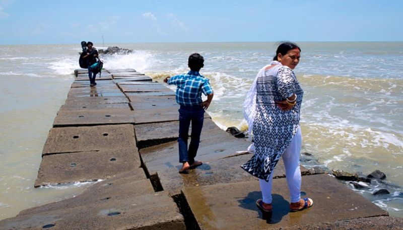 তবে এই উদ্যোগে দিঘায় করোনা সংক্রমণ বৃদ্ধির আশঙ্কাও করছেন অনেকে। তাঁদের মতে এখন অনেকেই বিনা পরীক্ষায় পৌঁছে যাবেন দিঘায়। সেখানে রিপোর্ট নেগেটিভ হলে ভালো, তবে পজেটিভ হলে তাঁর থেকে অন্যান্য পর্যটকদের সংক্রমিত হওয়ার সম্ভাবনা থাকছে। 