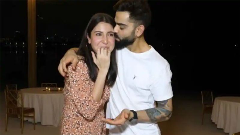 Actress Anushka Sharma looks gorgeous of her growing baby bump BRd