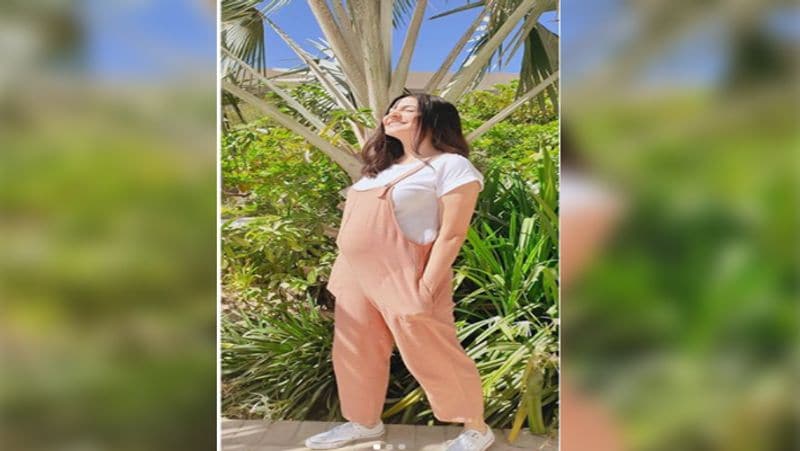 Virat Kohli's wife Anushka Sharma shares yet another stunning picture of hers from sets-ayh