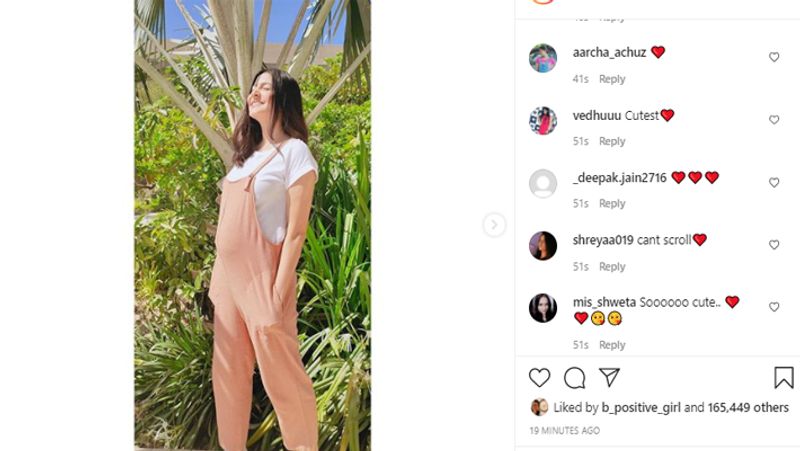 Actress Anushka Sharma looks gorgeous of her growing baby bump BRd