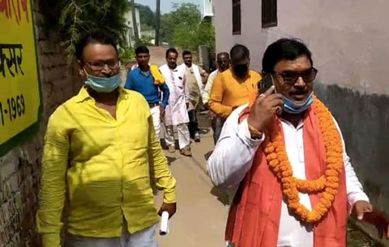 <p><br />
बक्सर से भाजपा की टिकट पर लड़ रहे परशुराम चतुर्वेदी भी पुलिस में रहे हैं। बता दें कि एनडीए के गठबंधन से इसी सीट पर बिहार के डीजीपी गुप्तेश्वर पांडेय टिकट चाहते थे। जिसके लिए उन्होंने वीआरएस भी ले लिया था। लेकिन, टिकट हासिल नहीं कर सके।</p>