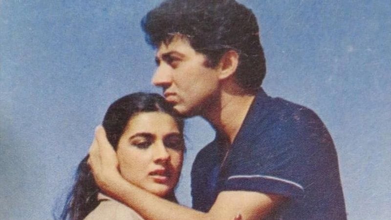 अमृता, सनी को बेइंतहा चाहने लगी थीं। वो पूरी दुनिया के सामने अपना रिश्ता कबूलना चाहती थीं, लेकिन सनी इस बात के लिए तैयार नहीं थे। उन्होंने सबसे अपना और अमृता का रिश्ता छुपाकर रखा था। अमृता को लगता था कि सनी उनके लाइफ पार्टनर बनने के लिए बिल्कुल परफेक्ट हैं। सनी पर परिवार की जिम्मेदारी थी इसलिए उन्होंने हमेशा अपने और अमृता के रिश्ते को छुपाने की कोशिश की। वहीं अमृता की मां भी इस रिश्ते के खिलाफ थीं। वो चाहती थीं कि अमृता की शादी ऐसे लड़के से हो जो किसी बड़े घराने से ताल्लुक रखता हो।