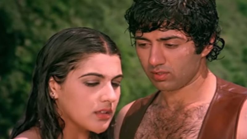सिमी ग्रेवाल के चैट शो में सैफ और अमृता ने अपनी फर्स्ट डेट के बारे में कई बातें बताई थीं। सैफ के बारे में बात करते हुए अमृता ने कई खुलासे किए थे। उन्होंने ये भी बताया था कि सनी देओल के कारण वे सैफ को इग्नोर करती थीं।