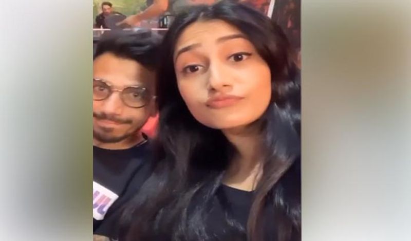  धनश्री और चहल ने इंस्टाग्राम पर सेम स्टोरी शेयर की है। इसमें ये लव बर्ड मैच के बाद स्टेडियम में मस्ती करते नजर आ रहे हैं। क्वारेंटाइन रहने के बाद उनकी मुलाक़ात का ये पहला मोमेंट है। 
