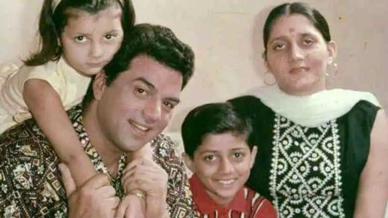 बता दें सनी देओल का जन्म पंजाब के साहनेवाल में हुआ था। उनके पिता धर्मेंद्र और मम्मी प्रकाश कौर हैं। 2019 में वह बीजेपी की टिकट पर पंजाब के गुरदासपुर (Gurdaspur) से सांसद बने। उन्होंने अपने फिल्मी करियर की शुरुआत 1983 में रोमांटिक फिल्म 'बेताब' से की थी। इसके लिए उन्हें फिल्मफेयर बेस्ट एक्टर के अवार्ड के लिए भी नॉमिनेट किया गया था। इसके बाद सनी देओल ने अपने करियर में कई सुपरहिट फिल्में कीं।