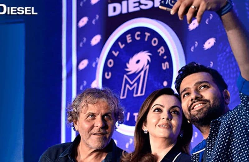 आईपीएल से जुड़े डीजल कंपनी के एक इवेंट में नीता अंबानी। वहां मौजूद एक गेस्ट उनके साथ सेल्फी ले रहा है। 