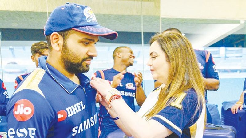 मुंबई इंडियन्स के कप्तान रोहित शर्मा पर नीता अंबानी का बहुत भरोसा रहा है। रोहित शर्मा का प्रदर्शन भी अब तक काफी अच्छा रहा है। एक मैच के दौरान रोहित शर्मा के साथ नीता अंबानी। 