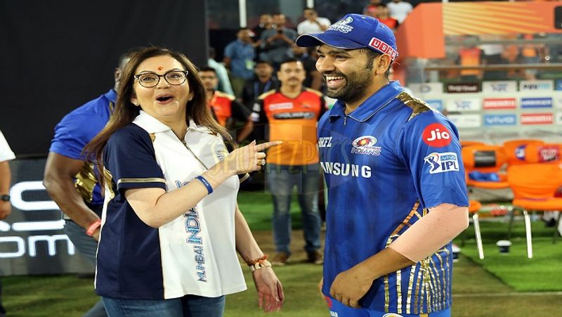 आईपीएल के एक मैच के दौरान स्टेडियम में मुंबई इंडियन्स के कप्तान रोहित शर्मा के साथ नीता अंबानी बेहद खुश दिखाई पड़ रही हैं।

