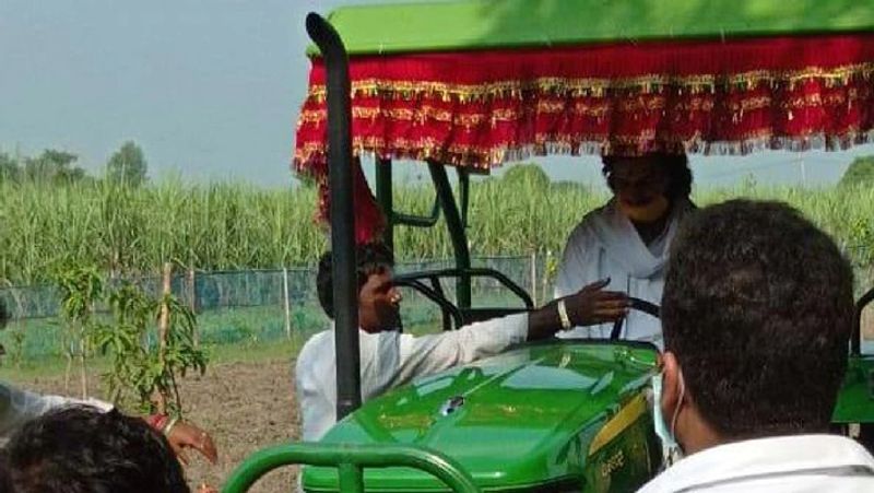 साल के पास 2 करोड़ 83 लाख रुपए की संपत्ति है। उनके पास दो गाड़ियां हैं। एक है सीबीआर 1000आरआर बाइक, जो 15.46 लाख रुपए की है। दूसरी है 29.43 लाख रुपए की बीएमडब्ल्यू। हालांकि उनके ऊपर 33 लाख रुपए का ऋण भी है।