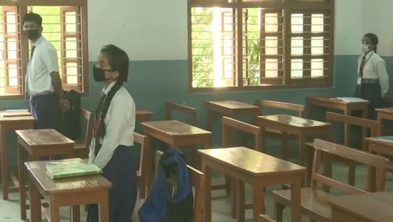 कोरोना के कारण बंद थे स्कूल
कोरोना संक्रमण के बढ़ते मामलों के बीच देश भर में स्कूल कॉलेज बंद कर दिए गए थे। वहीं, अब संक्रमण के मामले घटने के साथ ही स्कूल कॉलेज दोबारा खोले जा रहे हैं। 