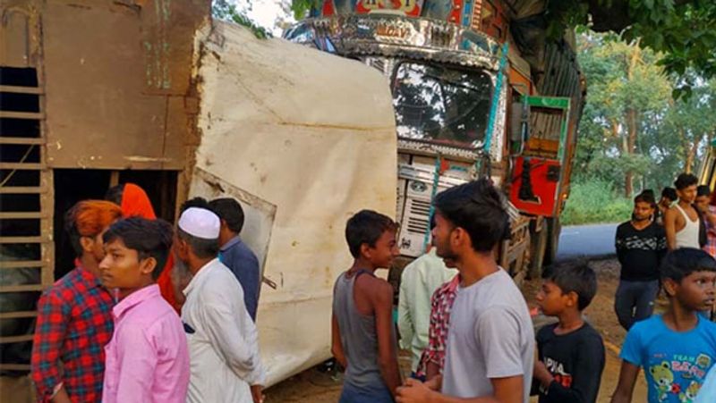 घटना का सूचना मिलने के बाद पुलिस मौके पर पहुंची। उसने जेसीबी की मदद से मृत भैसों को बाहर निकाला। बाकी भैंसों को गांववाले देखरेख के लिए अपने साथ ले गए। मरने वाले युवक की पहचान नहीं हो सकी है। आगे पढ़ें-सड़क किनारे मौत बनकर खड़ा था ट्राले, 22 साल के नेशनल हॉकी प्लेयर और उसकी मां की मौत