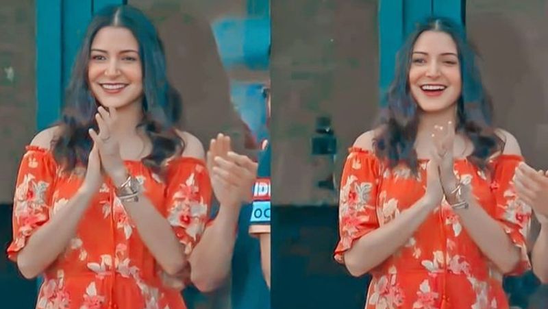 हाल ही में स्टेडियम से अनुष्का की बेहद क्यूट फोटोज सामने आई थी, जिसमें में ऑरेंज रंग की फ्लॉरल ड्रेस पहने दिखी थी।