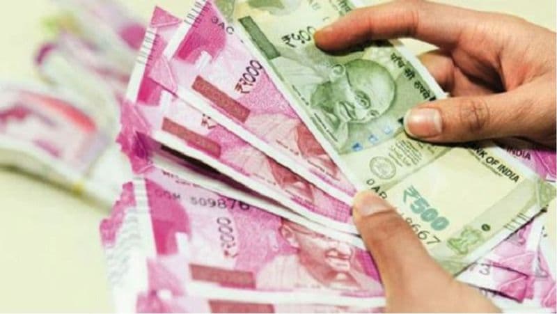कितना मिलता है ब्याज
पोस्ट ऑफिस की सीनियर सिटिजन्स सेविंग्स स्कीम में निवेश करने पर 7.4 फीसदी की दर से सालाना ब्याज मिलता है। ऐसी सेविंग्स स्कीम्स काफी कम हैं, जिन पर इतना ज्यादा ब्याज मिलता हो। सबसे खास बात यह है कि पोस्ट ऑफिस की स्कीम्स में जमा पैसे की सुरक्षा की गारंटी रहती है।
(फाइल फोटो)