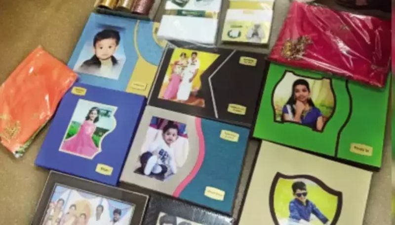পুরনো ছবির কোলাজ – বাবার সঙ্গে তোলা বেশ কিছু ছবি একসাথে কোলাজ করুন। এবারে কোলাজ করা ছবিগুলোকে একটি সুন্দর ফ্রেমে বাঁধিয়ে বাবাকে উপহার দিন। তবে ছবি বাঁধানোর সময় অবশ্যই ছবির সঙ্গে সামঞ্জস্য রেখে ফ্রেমের আকৃতি ও রং বেছে নিন।
