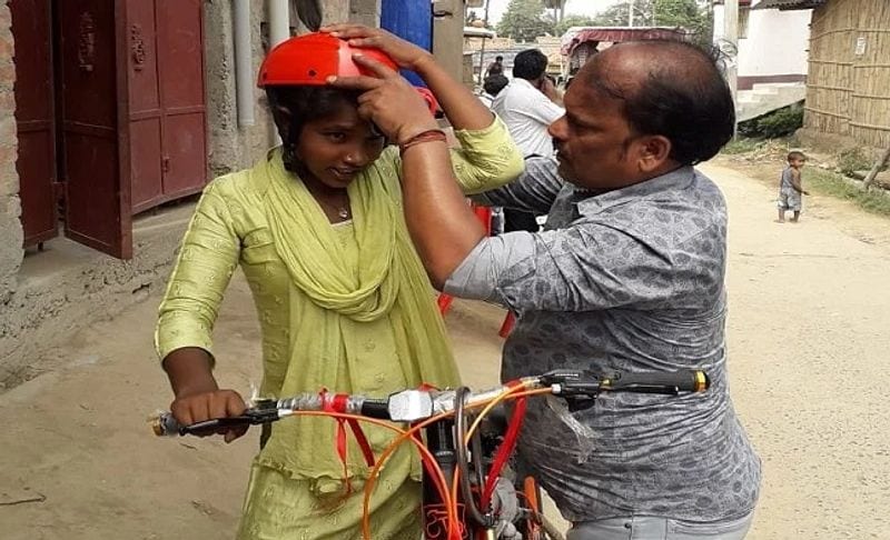 सिंघवारा ब्लाक के सिरहुल्ली गांव निवासी मोहन पासवान गुरुग्राम में ई-रिक्शा चलाते थे। ई रिक्शा उनका खुद का नहीं बल्कि किराए पर था और वहां झोपड़ी में रहते थे। लॉकडाउन से कुछ महीने पहले उनका एक्सिडेंट हो गया था। जिससे उनकी तबीयत खराब रहने लगी थी। इसी दौरान कोरोना वायरस के कारण लॉकडाउन कर दिया गया था। इससे उनका काम ठप हो गया था और खाने के लाले पड़ने लगे।