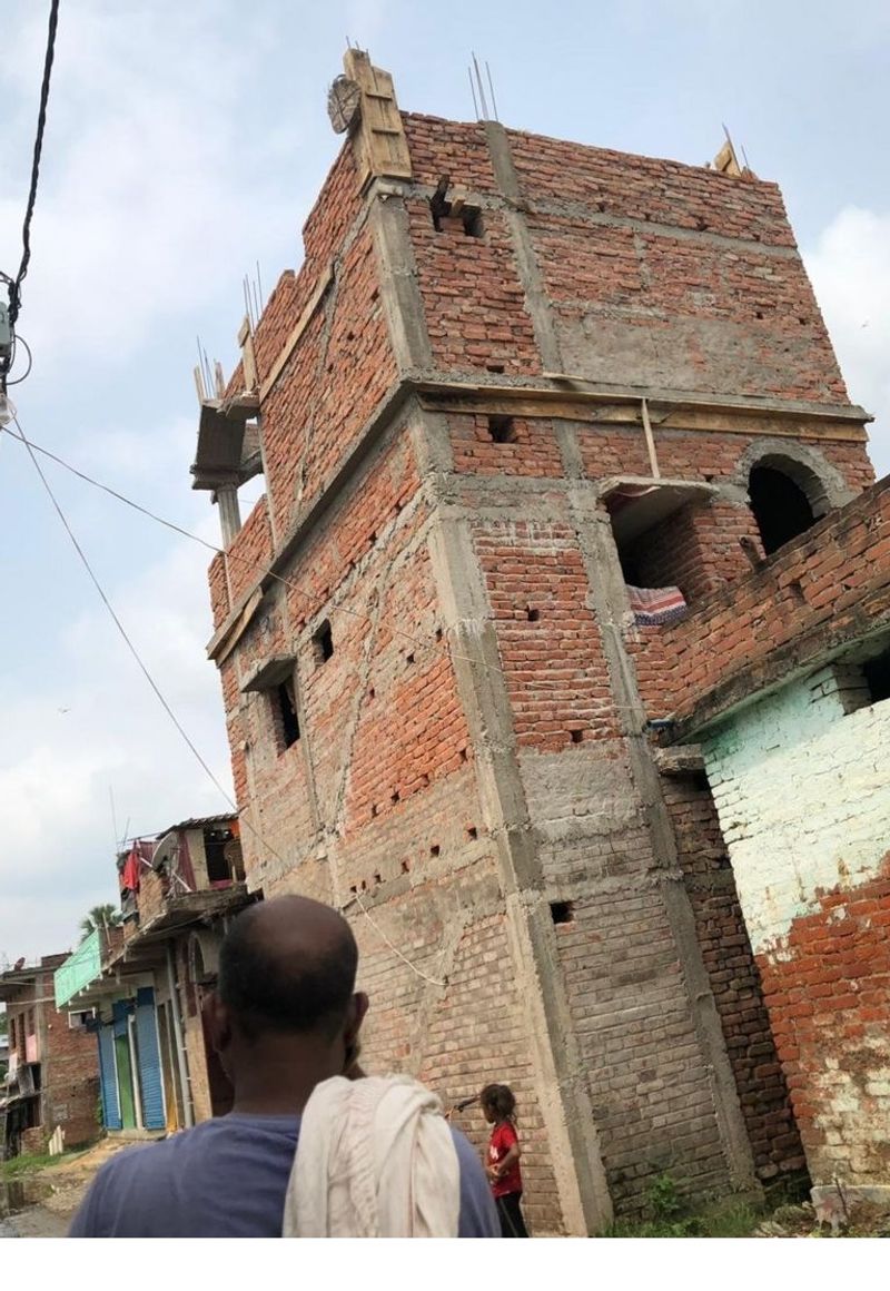 बता दें कि ज्योति की ही बदौलत झोपड़ी में रहने वाला मोहन पासवान का परिवार अब तीन मंजिला मकान में रहता है। इसमें चार कमरे हैं, जो तीन महीने में ही बनकर तैयार हुआ है। हालांकि अभी इस पर रंग-रोगन नहीं हुआ है। इतना ही नहीं अब ज्योति के पास खुद की आठ साइकिलें हैं, जो एक से बढ़कर एक हैं।