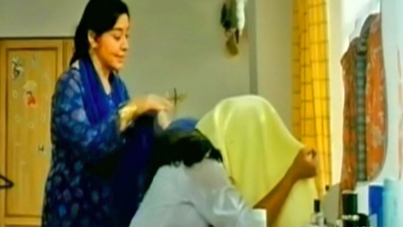 सीन नंबर 1 : गोरा बनने के लिए सिमरन का स्टीम लेना - फिल्म के इस सीन में सिमरन यानी काजोल गोरा बनने के लिए मुंह छुपाकर स्टीम लेती नजर आती हैं। इस पर उनकी मां कहती हैं- तुझे क्या जरूरत है अपना रंग साफ करने की, और साफ हो भी गया तो तुझे कौन सा क्वीन एलिजाबेथ बनना है। अपने देश ही तो वापस जाना है ना। वहां गेहूं जैसा रंग बहुत पसंद करते हैं। जैसे तेरा है। हालांकि ये सीन आपने फिल्म में नहीं देखा होगा, क्योंकि इसे शूट करने के बाद डिलीट कर दिया गया था।