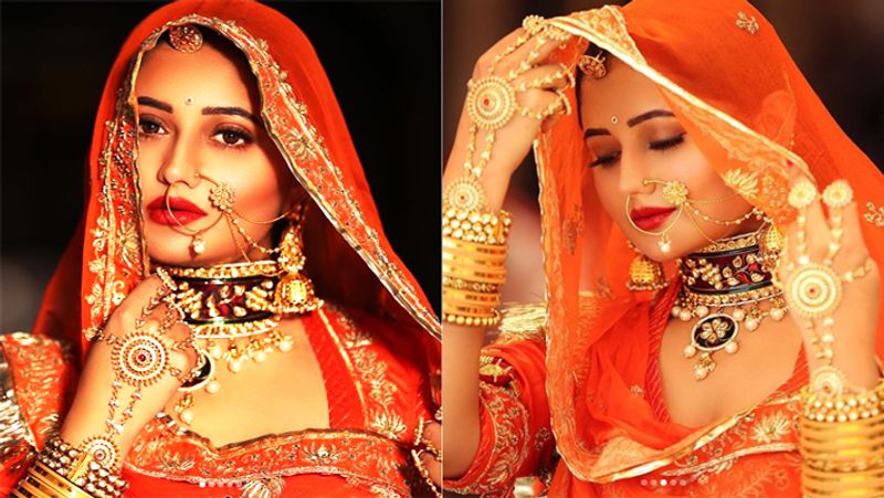 अपने लेटेस्ट फोटोशूट में रश्मि देसाई राजस्थानी दुल्हन बनी दिख रही हैं। इस दौरान उन्होंने ऑरेंज कलर की लहंगा चोली पहनी। अपने लुक को उन्होंने नेकलेस, झुमका, मांग टीका और नथ से कम्प्लीट किया। तस्वीरों में रश्मि बेहद खूबसूरत लग रही हैं। 