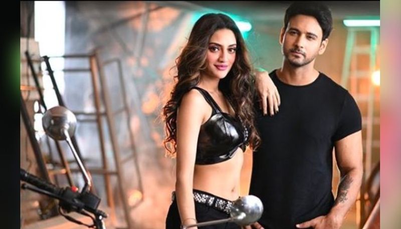 যশের সঙ্গে যে তিনি প্ল্যান করে গিয়েছেন এটা তো নাও হতে পারে। হঠাৎ করে ঘুরতে গিয়ে দেখা হয়ে যেতে পারে, আরও অনেক কিছুই ঘটতে পারে।
