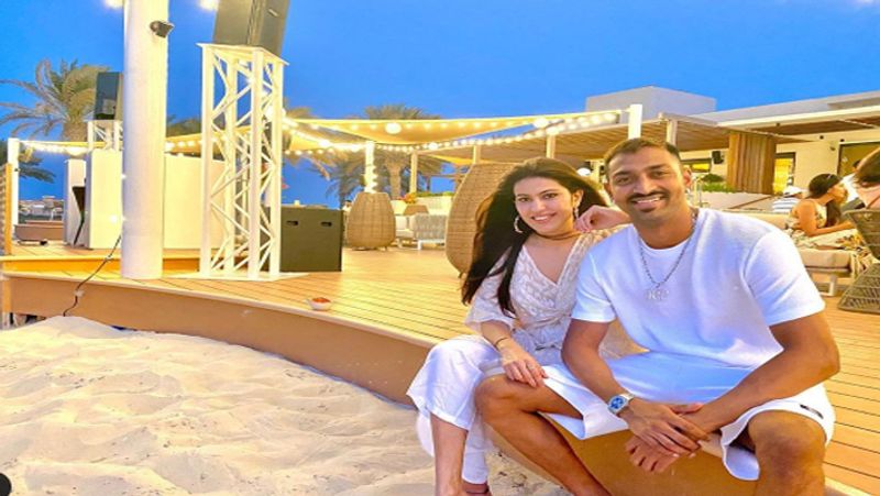 IPL 2020, Mumbai Indians cricketer Krunal Pandya having romance with his wife in UAE spb