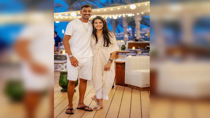 IPL 2020, Mumbai Indians cricketer Krunal Pandya having romance with his wife in UAE spb