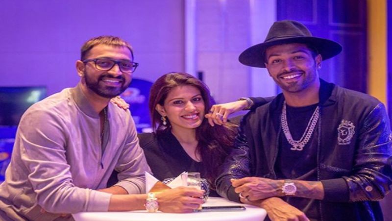 IPL 2020, Mumbai Indians cricketer Krunal Pandya having romance with his wife in UAE spb
