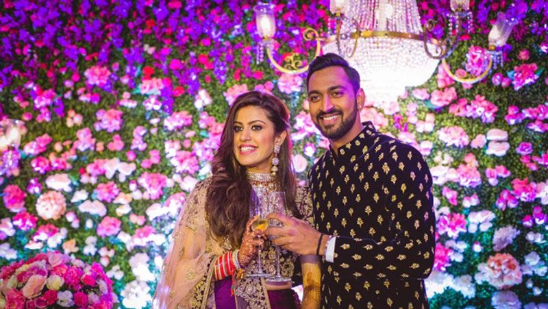 IPL 2020, Mumbai Indians cricketer Krunal Pandya having romance with his wife in UAE spb