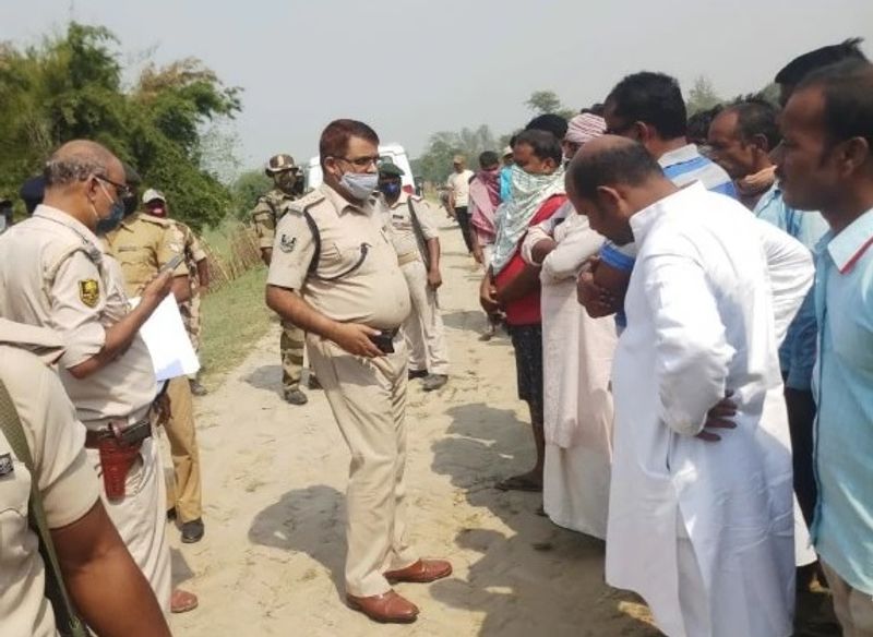 परिजनों के मुताबिक बच्ची रविवार की शाम समीप के कुंडल बाजार में आयोजित दुर्गा पूजा देखने गई थी। लेकिन, उसके बहुत देर तक नहीं लौटने पर परिजन चिंतित हो गए।
