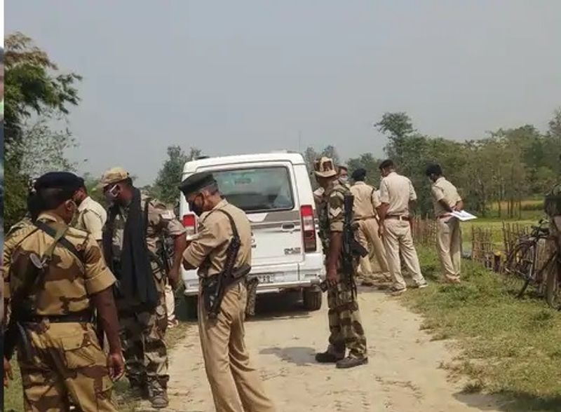अर्धनग्न अवस्था मिली बच्ची की लाश की खबर पूरे गांव में फैल गई। परिजन मौके पर पहुंचे तो देखा कि बच्ची के हाथ में एक टॉफी है और नाक से ब्लड निकल रहा था। 