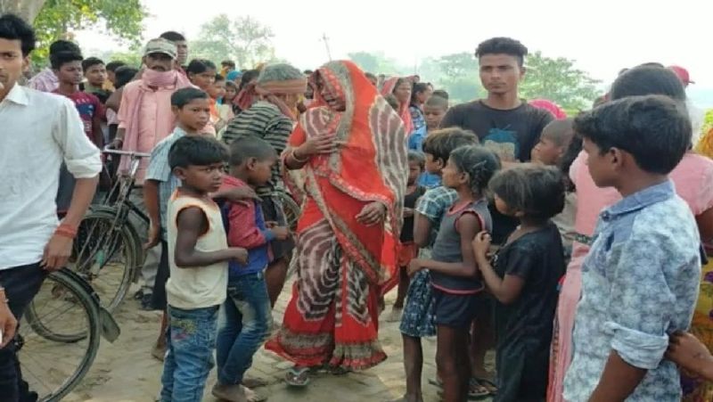 परिवार के लोगल उसकी खोजबीन करने लगे। रातभर खोजबीन के बाद भी बच्ची का पता नहीं चला। ऐसे में थक हारकर बच्ची का पिता सुबह थाने पर सूचना देने जा रहा था। इसी दौरान उन्हें खबर मिली कि दुर्गा मंडप से कुछ ही दूरी पर बागमती बांध के किनारे बच्ची की लाश अर्धनग्न अवस्था में पड़ी हुई है।
