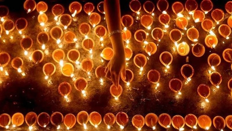 कैसे बनाए गए ये सामान
त्योहार के मौके पर इस्तेमाल के लिए गाय के गोबर से सामान तैयार करने के लिए सबसे महिला समूहों को इस अभियान से जोड़ा गया। इसके बाद उन्हें सामान बनाने की ट्रेनिंग दी गई। फिर इन महिला समूहों को शहरों में मौजूद गौशालाओं से जोड़ा गया। इसके बाद गाय का गोबर जुटा कर सामान तैयार किया गया। तैयार सामान जनसंपर्क के जरिए और लोकल मार्केट में बेचा रहा है।
(फाइल फोटो)
