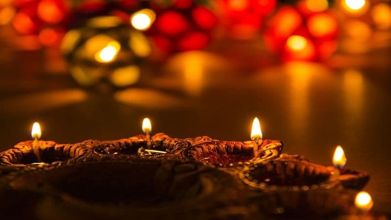 12 सामान किए गए हैं तैयार
राष्ट्रीय कामधेनु आयोग (RKA) के अध्यक्ष डॉ. वल्लभभाई कथीरिया का कहना है कि 'कामधेनु दीपावली अभियान' से पहले पीएम नरेन्द्र मोदी के निर्देश पर गौमाया गणेश अभियान चलाया गया था। इस अभियान के दौरान गाय का गोबर मिलाकर मूर्तियां तैयार की गईं थीं। इस अभियान के सफल होने के बाद अब दीपावाली के लिए तैयारी की गई है। दीवाली के लिए दीये, मोमबत्ती, धूपबत्ती, अगरबत्ती, शुभ-लाभ, स्वस्तिक, समरणी, हार्डबोर्ड, वॉल-पीस, पेपर-वेट, हवन सामग्री, भगवान लक्ष्मी-गणेश की मूर्तियां बनाई गई हैं। उनका कहना है कि इस अभियान से पंचगव्य उत्पादों को भी बढ़ावा मिलेगा।
(फाइल फोटो)
