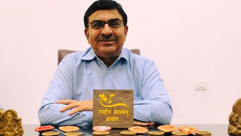 11 करोड़ परिवारों तक पहुंचने का लक्ष्य
राष्ट्रीय कामधेनु आयोग (RKA) के अध्यक्ष डॉ. वल्लभभाई कथीरिया का कहना है कि मांग के हिसाब से जितना माल बन जाए उतना ही अच्छा है, लेकिन हमारा लक्ष्य देश के 11 करोड़ परिवारों तक 33 करोड़ गाय के गोबर से बने दीए पहुंचाने का है। इसमें से 3 लाख दीयों का ऑर्डर अयोध्या और 1 लाख दीयों का ऑर्डर वाराणसी से पहले ही मिल चुका है।
(फाइल फोटो)