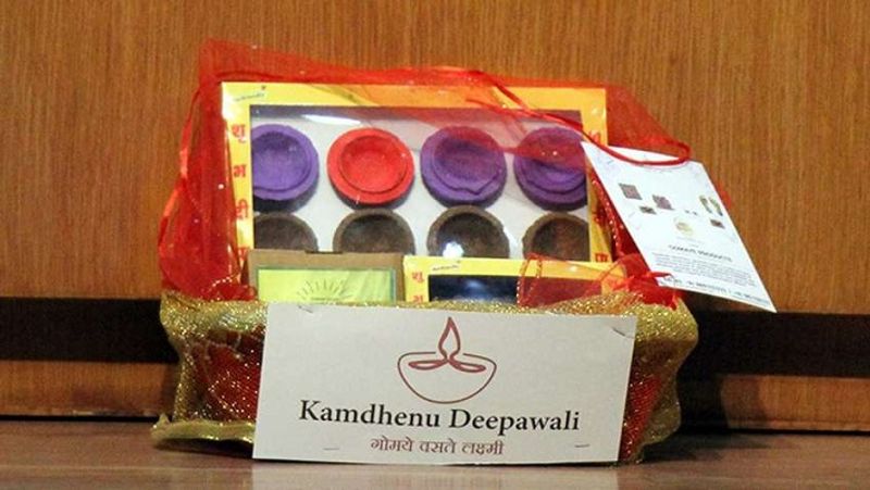 चीन के सामानों का बहिष्कार
राष्ट्रीय कामधेनु आयोग (RKA) के अध्यक्ष डॉ. वल्लभभाई कथीरिया का कहना है कि इसके पीछे हमारा सबसे बड़ा मकसद चीन के बने दीयों का बहिष्कार कर देश के गरीब लोगों के लिए रोजगार का अवसर मुहैया कराना हैं। उनका कहना है कि पहले के अभियान को देखते हुए उन्हें इसमें सफलता मिलने की काफी उम्मीद है।
(फाइल फोटो)