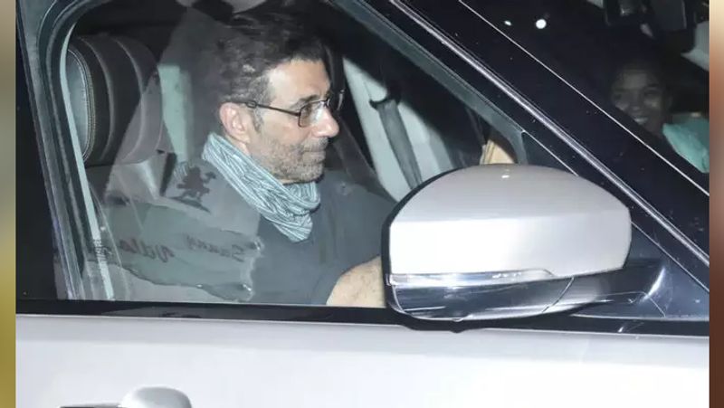सनी ने 80 के दशक में शुरुआत की और 90 के दशक तक आते-आते वह बॉक्स ऑफिस पर सबसे प्रभावशाली बन गए। उस दौरान एक्टर का स्टारडम देखने लायक था। फिल्म में उनकी एक झलक के फैंस दीवाने थे। सनी द्वारा फिल्मों में बोले गए डायलॉग आज भी लोगों की जहन में ताजा हैं।