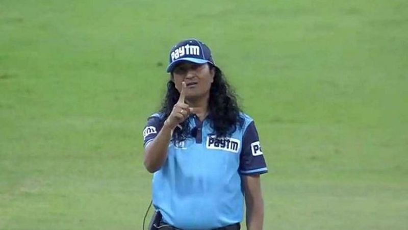 एक तरफ जहां सुपर ओवर के चलते ये मैच चर्चा का विषय बनें, तो वहीं सनराइजर्स हैदराबाद (SRH) और कोलकाता नाइट राइडर्स (KKR) के मैच में सुपर ओवर से ज्यादा एक अंपायर सुर्खियों में छा गए।