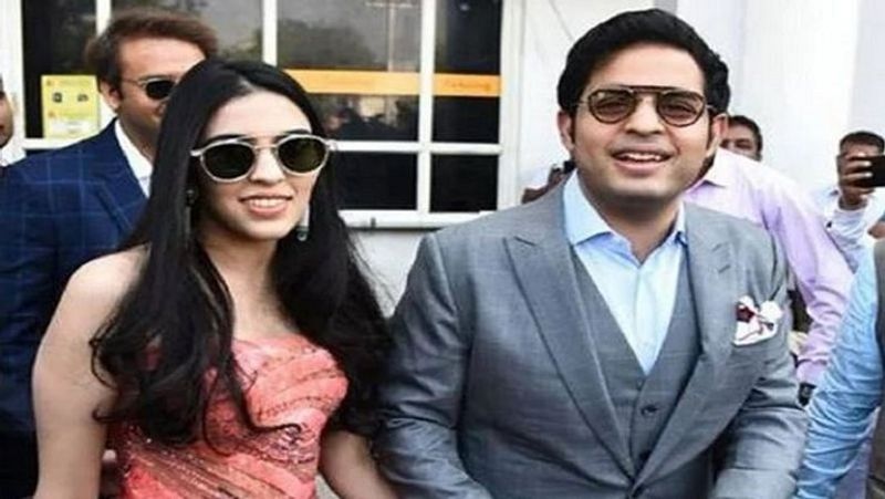 पति आकाश अंबानी के साथ श्लोका मेहता की एक बेहद खूबसूरत तस्वीर। यह तस्वीर किसी इवेंट की है। 
