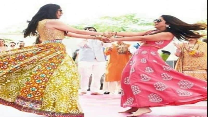 वैसे तो श्लोका मेहता काफी गंभीर स्वभाव की हैं, लेकिन जब मौका आता है तो डांस वगैरह करने से भी गुरेज नहीं करतीं। एक खास मौके पर डांस करतीं श्लोका मेहता की यह तस्वीर रेयर ही कही जाएगी। 