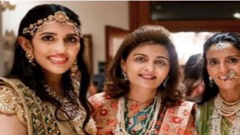 अपनी शादी के मौके पर प्री-वेडिंग प्रोग्राम में सहेलियों के साथ श्लोका मेहता। इस तस्वीर में भी उनकी सादगी की झलक मिल रही है।
