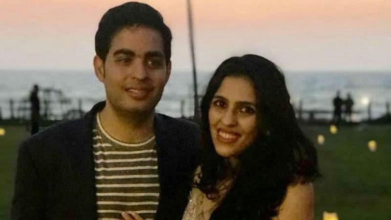 पति आकाश अंबानी के साथ श्लोका मेहता की एक बेहद खुशनुमा तस्वीर। यह तस्वीर भी किसी विदेशी लोकेशन की ही लगती है।