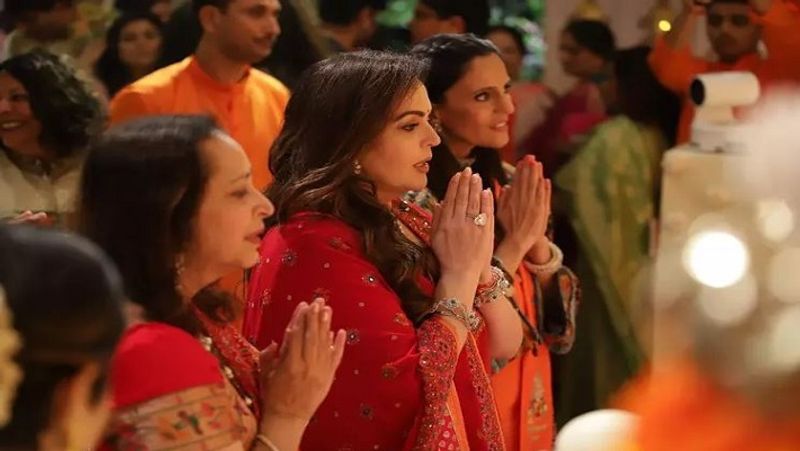 अपनी मदर इन-लॉ नीता अंबानी के साथ गणपति-पूजन में भाग लेतीं श्लोका मेहता। अंबानी फैमिली में अक्सर धार्मिक आयोजन होते रहते हैं। 
