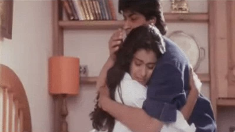 फिल्म में शाहरुख और काजोल का बेड पर एक सीन फिल्माया गया है। काजोल ने इससे जुड़ा मजेदार किस्सा एक बार इंटरव्यू में बताया था। आदित्य चोपड़ा इस सीन को स्टीमी बनाना चाहते थे, लेकिन इसे शूट करने में उन्हें काफी मशक्कत करनी पड़ी थी।