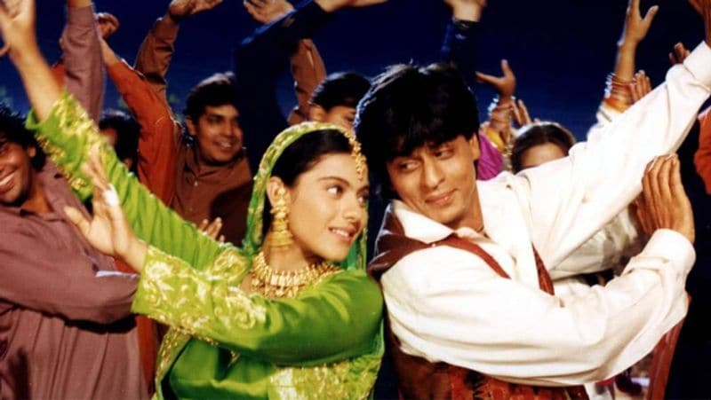फिल्म 'दिलवाले दुल्हनिया ले जाएंगे' का टाइटल अनुपम खेर की पत्नी किरण खेर ने दिया था। करण जौहर और आदित्य चोपड़ा के दिमाग में फिल्म के टाइटल का बिल्कुल भी अंदाजा नहीं था। किरण ने शशि कपूर की एक पुरानी फिल्म के गाने 'ले जाएंगे ले जाएंगे...' से ये टाइटल निकाला गया था।