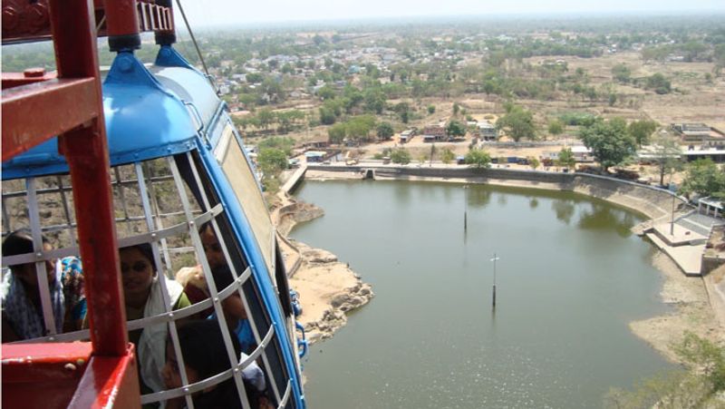 इस मंदिर तक पहुंचने के लिए सीढ़ियों के अलावा रोपवे का इंतजाम है।
