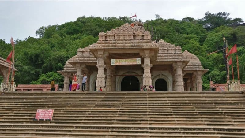 डोंगरगढ़ को कामाख्या नगरी और डुंगराज्य के नाम से जाना जाता था। इन मंदिरों की निर्माण शैली को देखकर इन्हें 12वीं-13वीं सदी का माना जाता है।