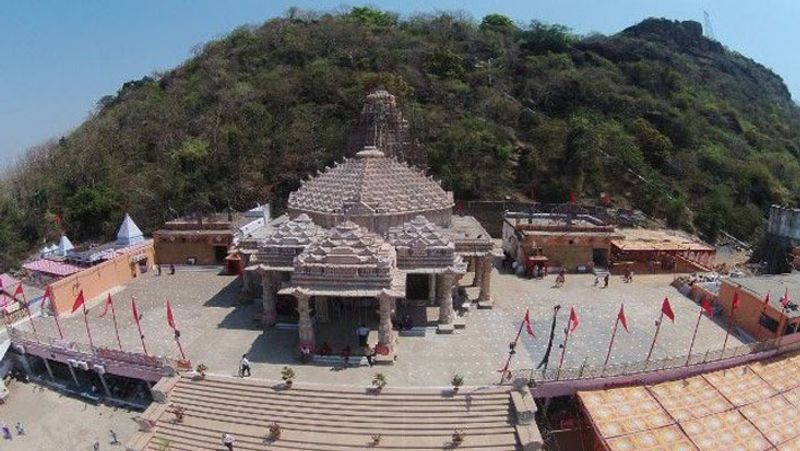 मां बम्लेश्वरी के मंदिर को छत्तीसगढ़ में तीर्थ स्थल के रूप माना जाता है। 1964 में खैरागढ़ रियासत के भूतपूर्व नरेश राजा बहादुर और वीरेन्द्र बहादुर सिंह ने मंदिर के संचालन का दायित्व मां बम्लेश्वरी ट्रस्ट कमेटी को सौंप दिया था।