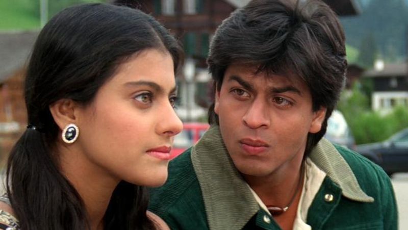 फिल्म दिलवाले दुल्हनिया ले जाएंगे का टाइटल अनुपम खेर की पत्नी किरण खेर ने दिया था। करन जौहर और आदित्य चोपड़ा के दिमाग में फिल्म के टाइटल का बिल्कुल भी अंदाजा नहीं था। किरण ने शशि कपूर की एक पुरानी फिल्म के गाने ले जाएंगे ले जाएंगे.. से ये टाइटल निकाला था।